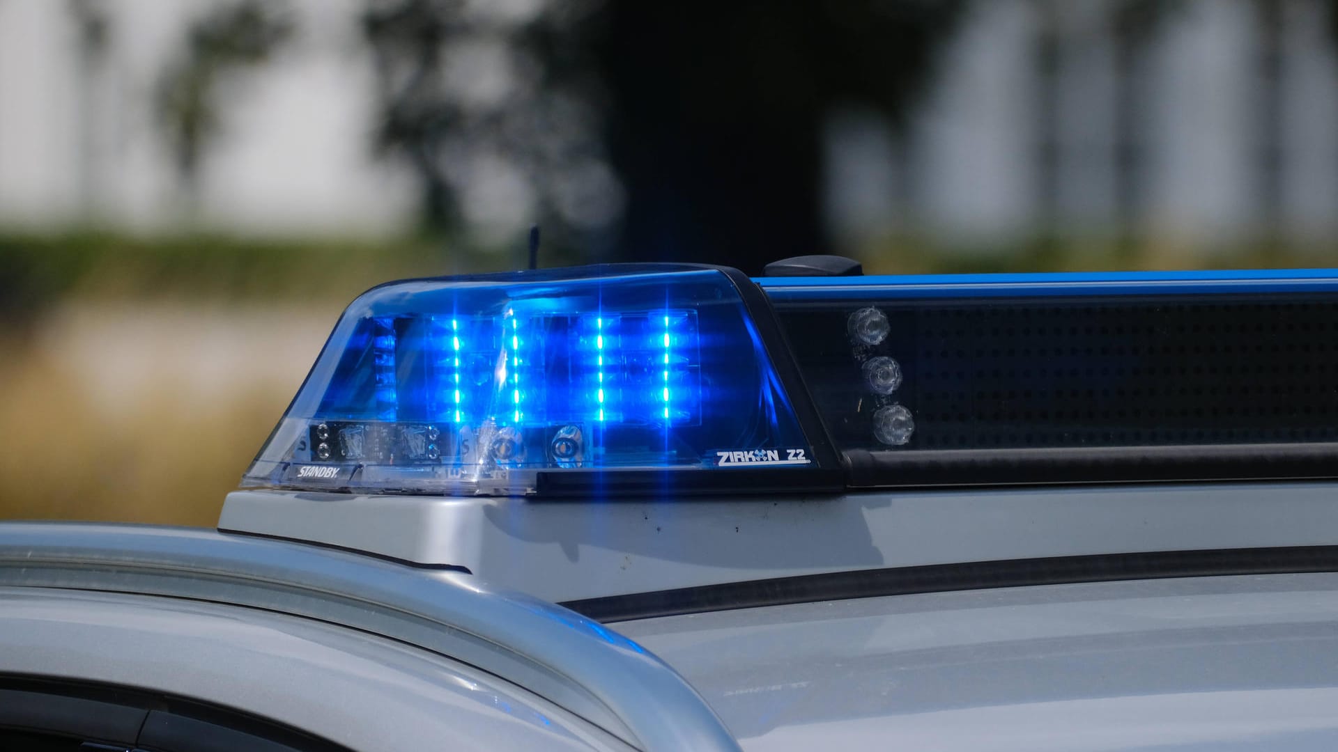 Blaulicht auf einem Polizeiauto (Symbolbild): Die Frau musste in einem Krankenhaus behandelt werden. Blaulicht auf einem Polizeiauto (Symbolbild): Die Frau musste in einem Krankenhaus behandelt werden.