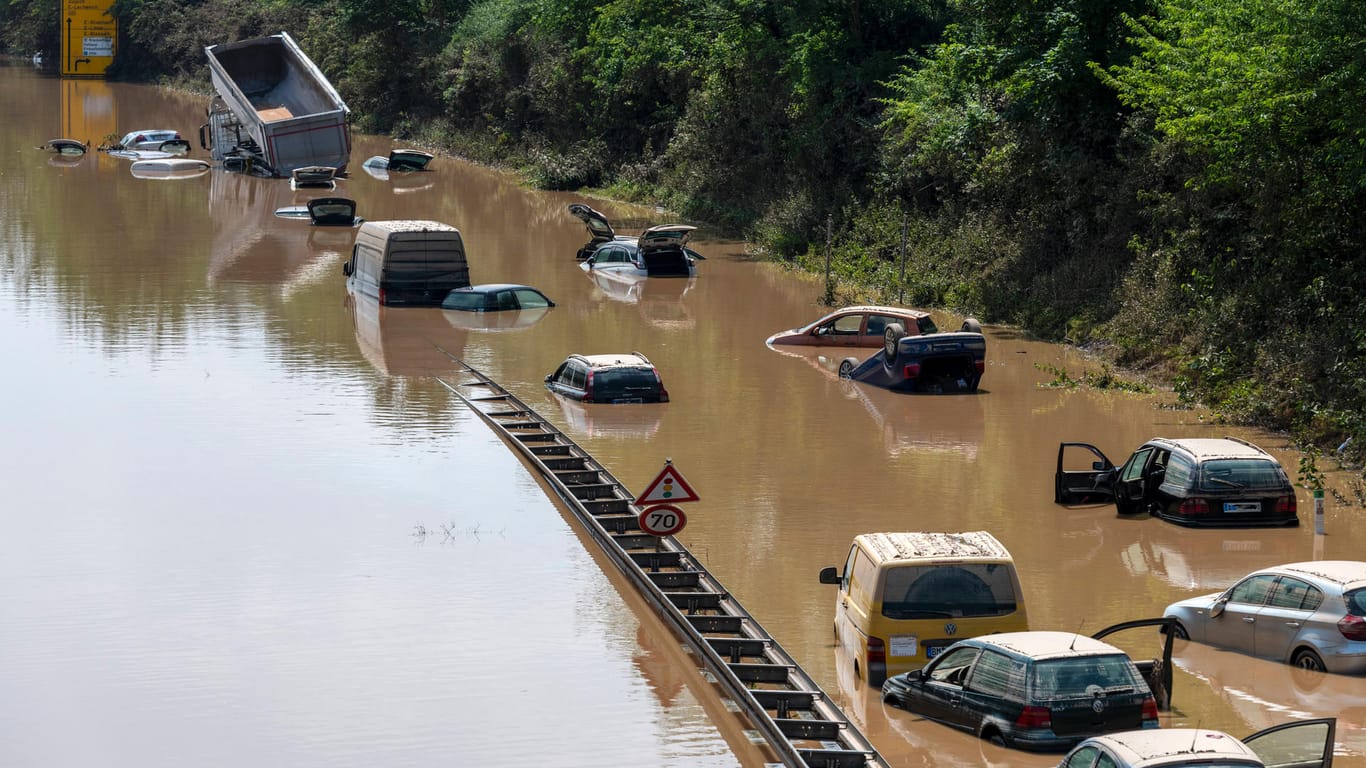 Hochwasserkatastrophe in Nordrhein-Westfalen und Rheinland-Pfalz: Wenn Autos in der Flut zerstört werden, gilt es einiges zu beachten.