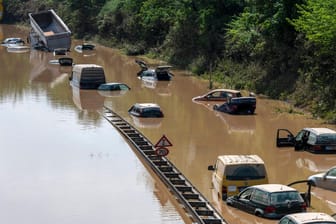 Hochwasserkatastrophe in Nordrhein-Westfalen und Rheinland-Pfalz: Wenn Autos in der Flut zerstört werden, gilt es einiges zu beachten.
