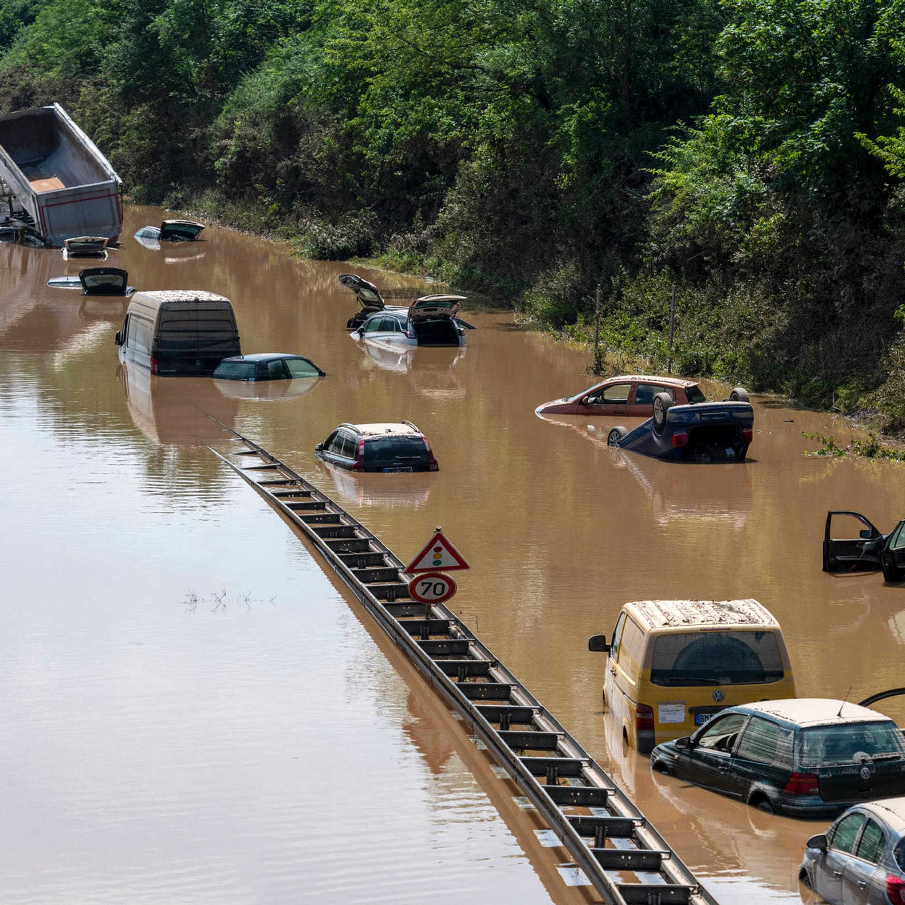 Auto bei Hochwasser: Was Sie tun müssen, wenn Ihr Auto unter Wasser steht
