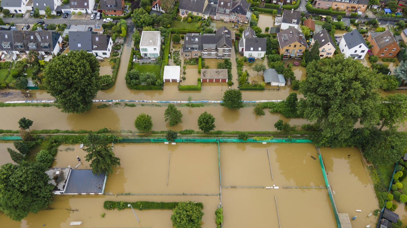 Hochwasser im Stadtteil Grafenberg: Auch in Düsseldorf und Umgebung haben die Regenfäle für Überflutungen gesorgt.
