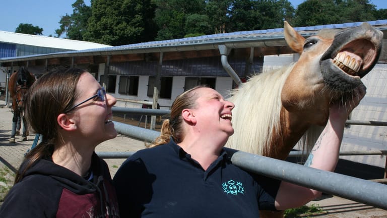 Ruth Jahn und Sandra Bischoff (rechts) neben lachendem Pferd: Stute Lanti wurde aus dem Hochwassergebiet gerettet.