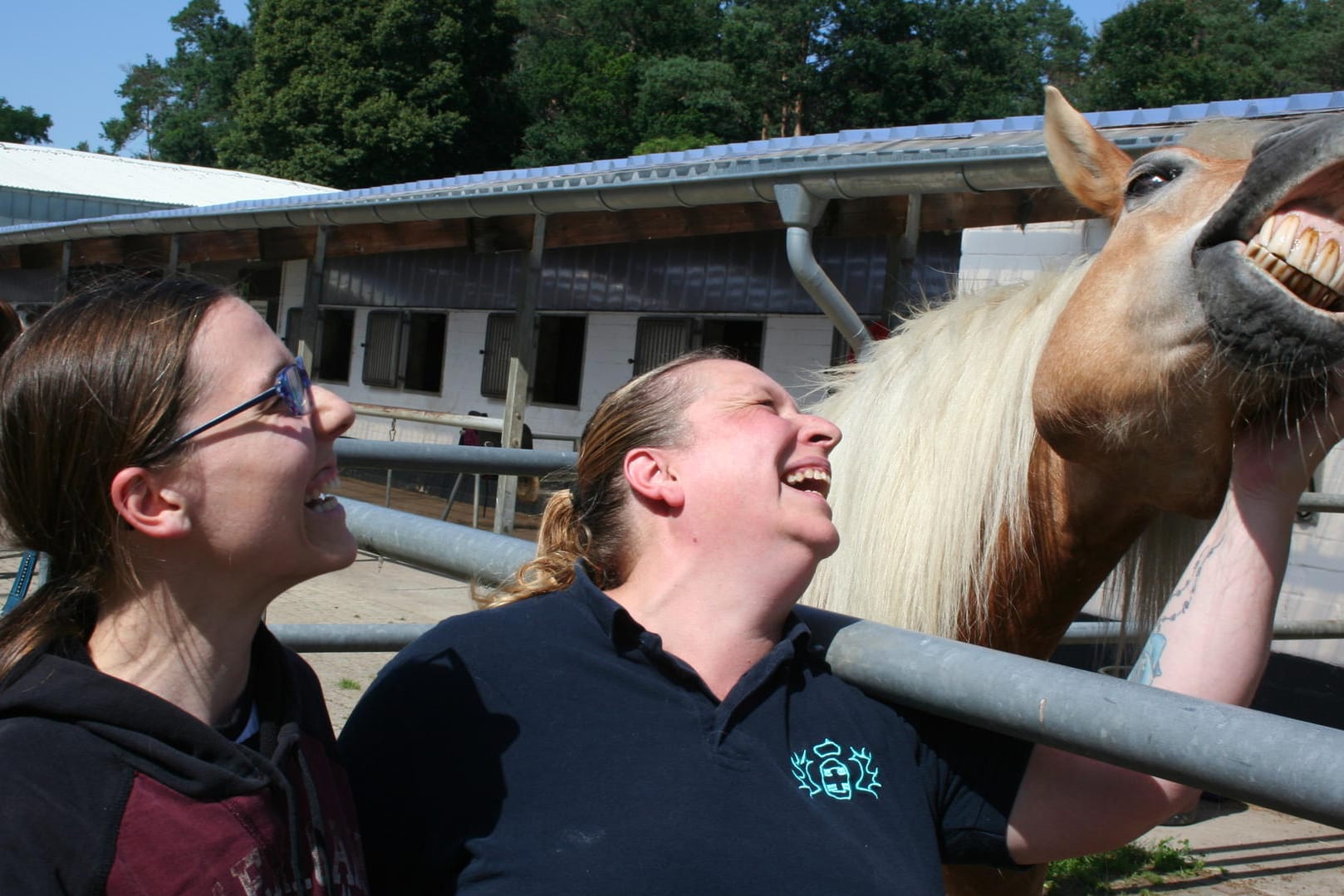 Ruth Jahn und Sandra Bischoff (rechts) neben lachendem Pferd: Stute Lanti wurde aus dem Hochwassergebiet gerettet.