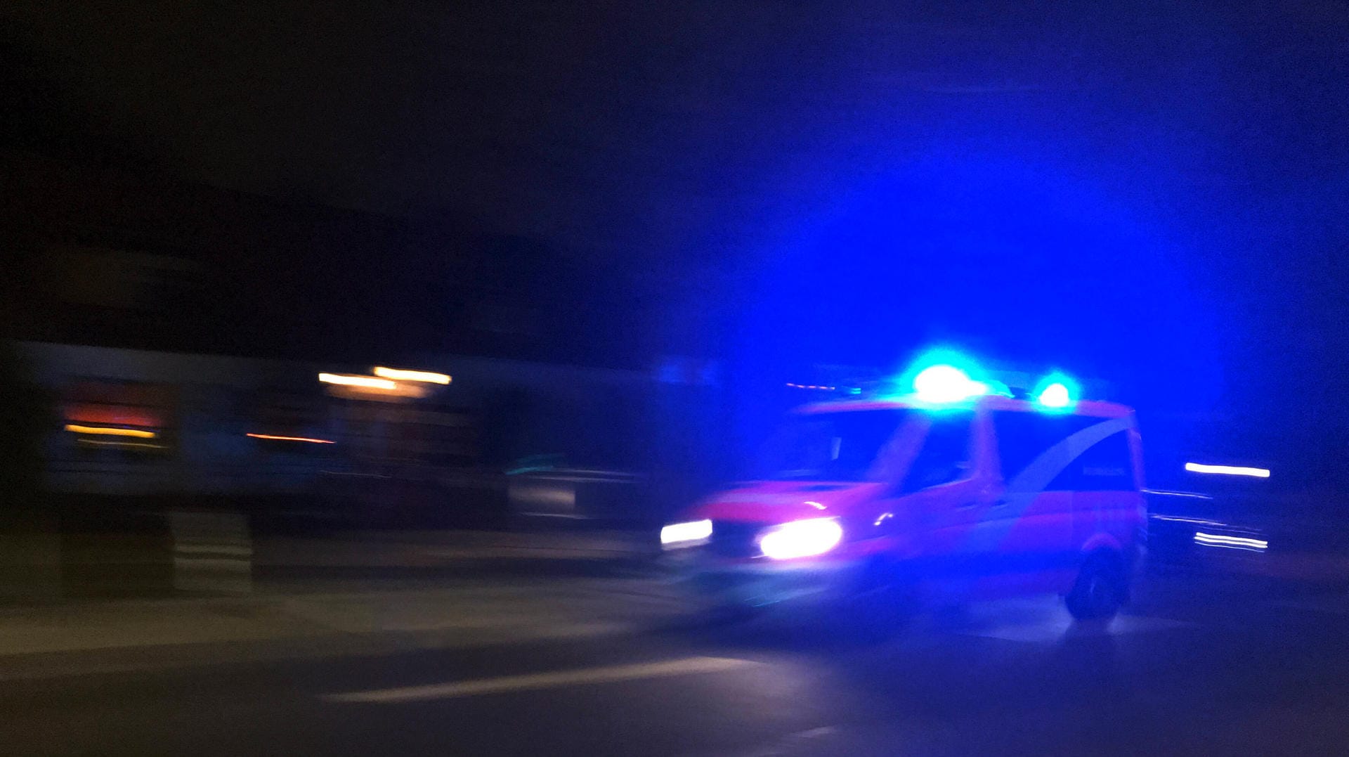 Ein Notarztwagen bei Nacht: Das Opfer konnte sich in eine Gaststätte retten. Ein Notarztwagen bei Nacht: Das Opfer konnte sich in eine Gaststätte retten.