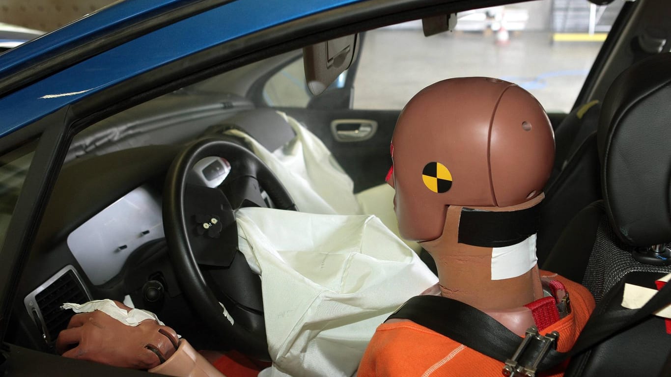 Dummie mit Airbag: Der Ballon zum Schutz von Autofahrern wird 50.
