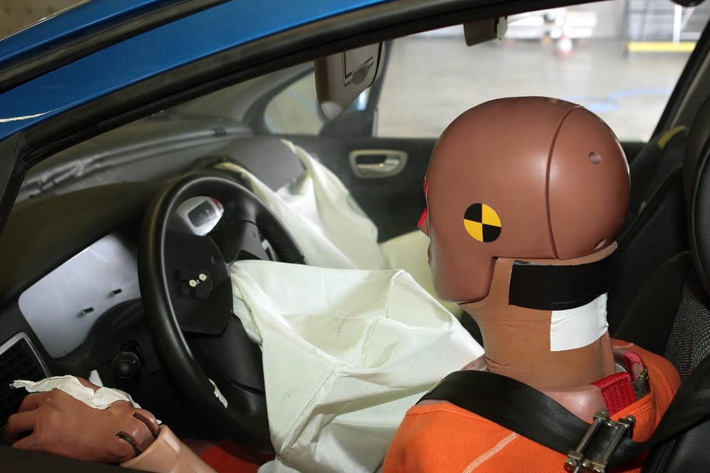Dummie mit Airbag: Der Ballon zum Schutz von Autofahrern wird 50.