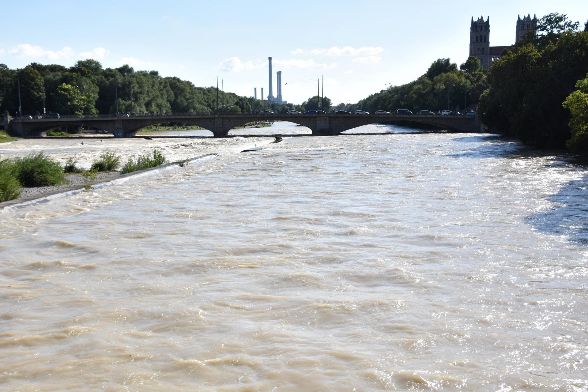 Isar-Hochwasser an der Cornelius-Brücke in München (Archivbild): Der Pegel soll in den nächsten Tagen weiter steigen.