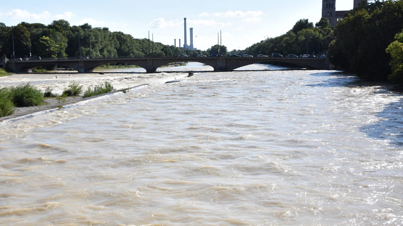 Isar-Hochwasser an der Cornelius-Brücke in München (Archivbild): Der Pegel soll in den nächsten Tagen weiter steigen.