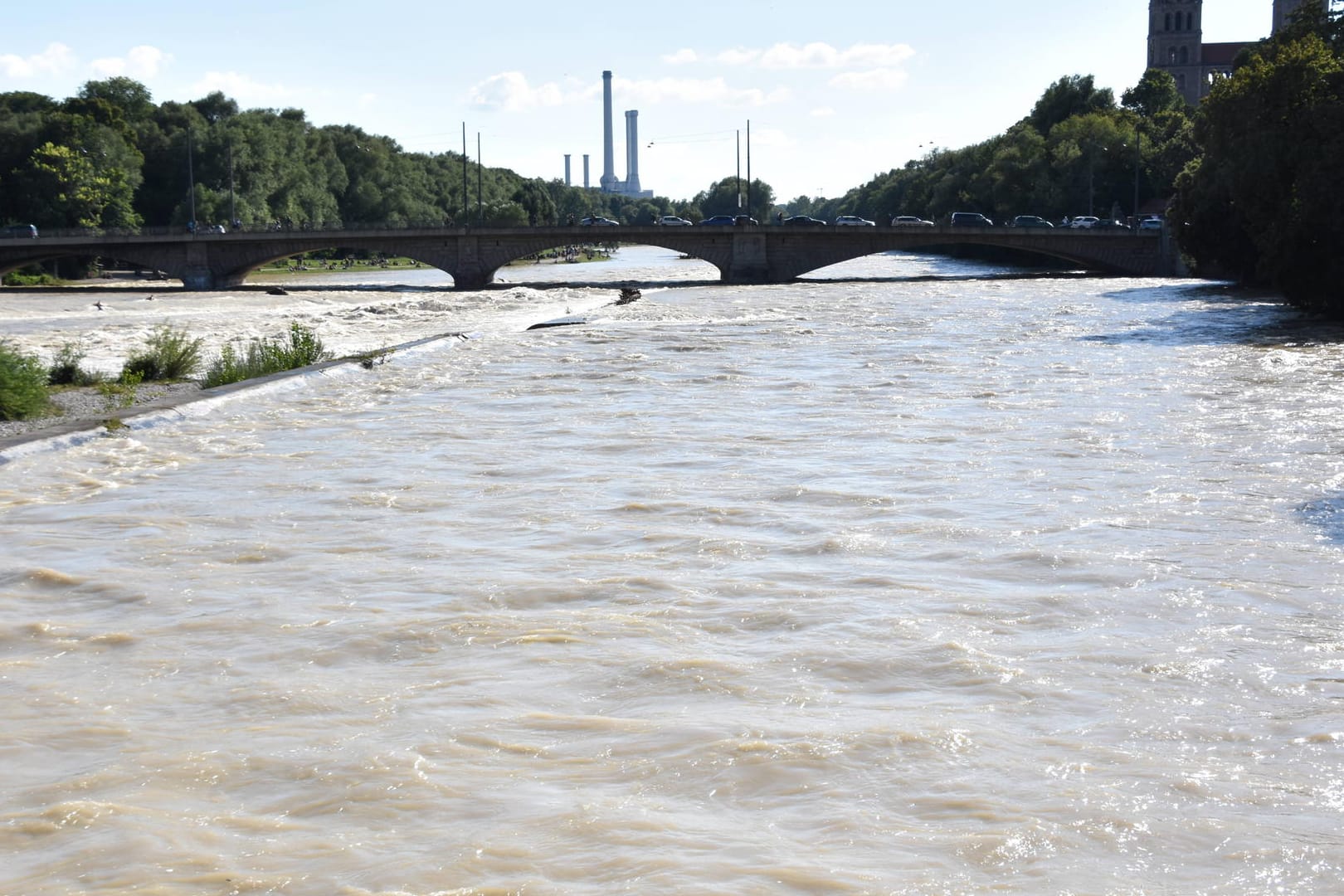 Isar-Hochwasser an der Cornelius-Brücke in München (Archivbild): Der Pegel soll in den nächsten Tagen weiter steigen.