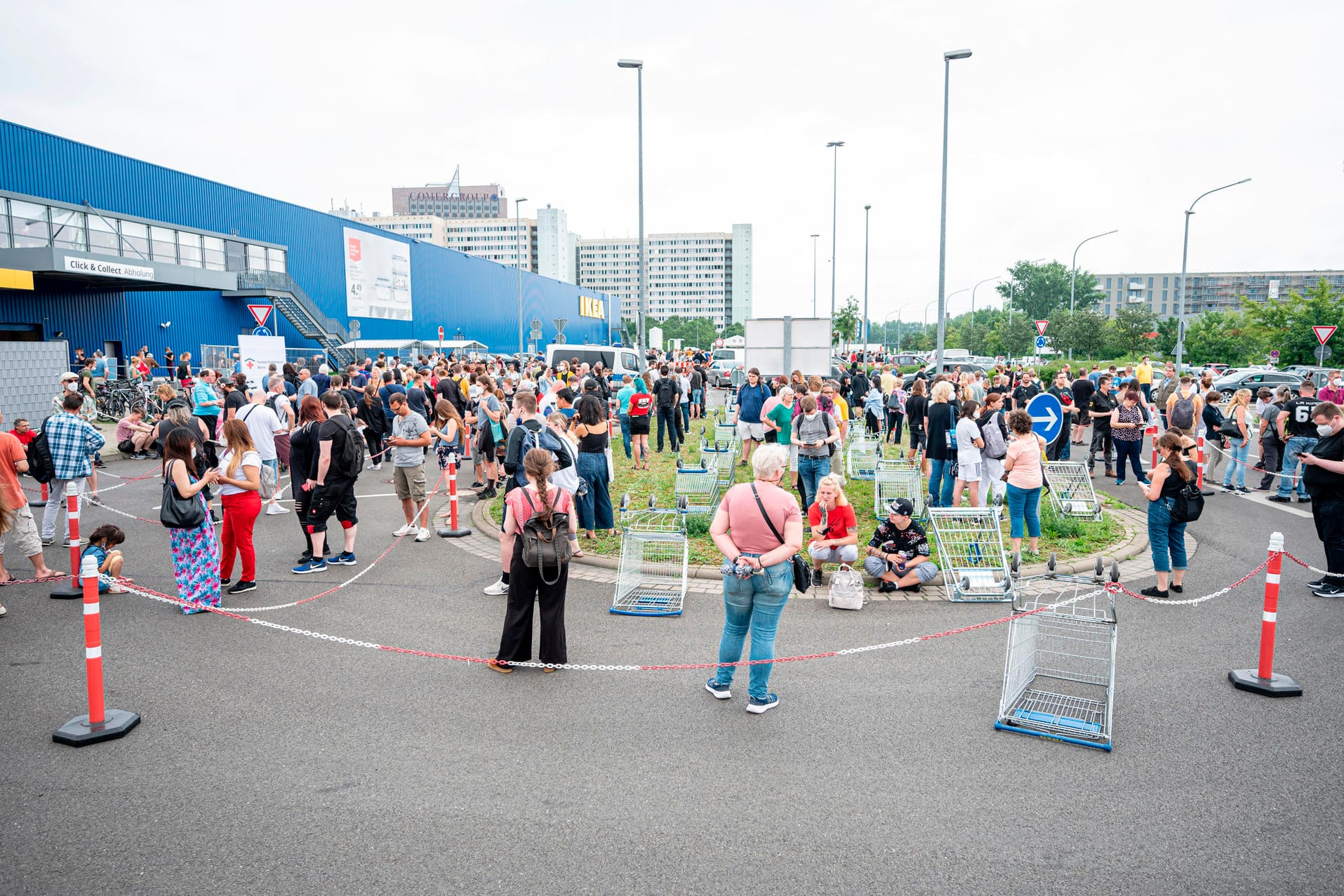 Eine lange Schlange bildet sich vor der Impfstation an der Ikea-Filiale Lichtenberg: Auf dem Parkplatz dem Einrichtungsmarkt kann sich jeder spontan ohne Termin impfen lassen.