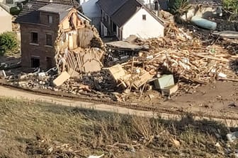 Zerstörte Häuser in Altenahr: "Im Ortsteil Kreuzberg konnten wir nur noch zu Fuß über einen Steg weiter".