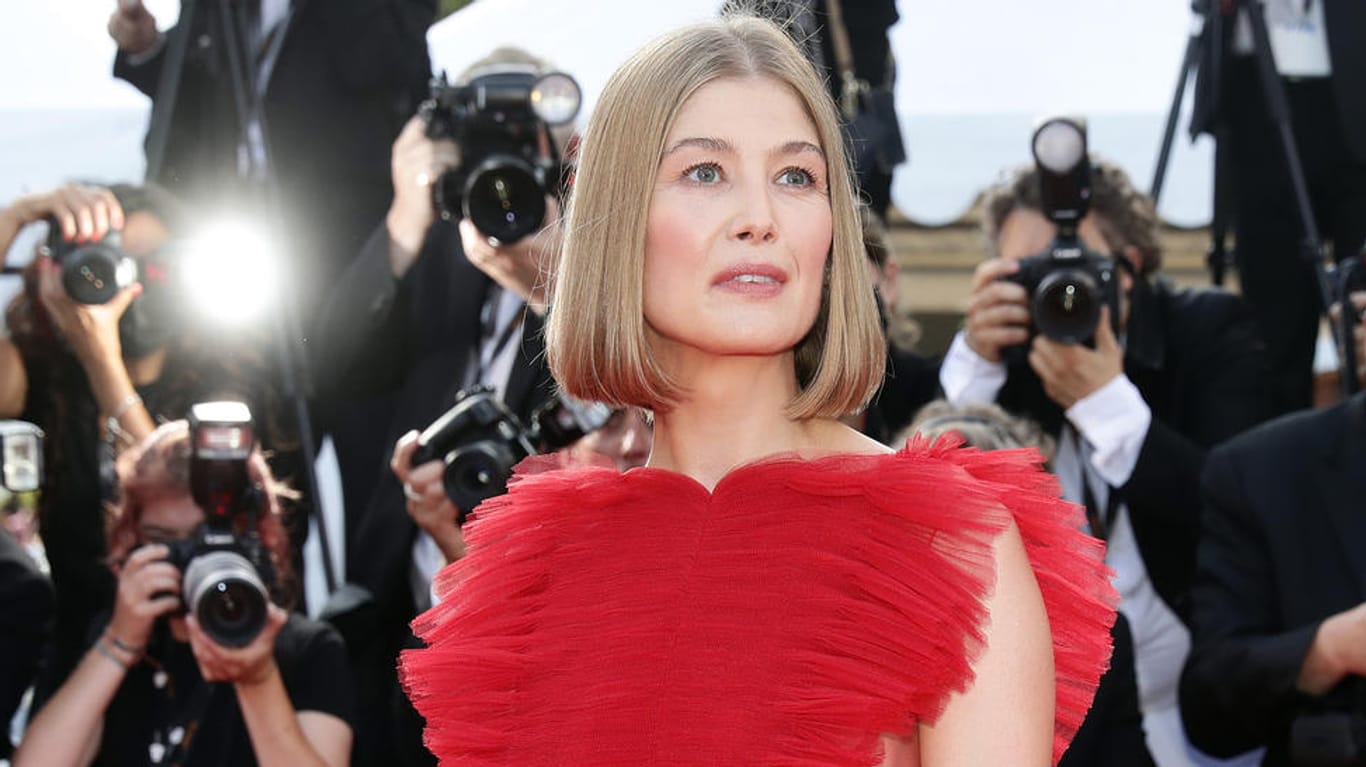 Rosamund Pike: Die Schauspielerin kam in einem Traumkleid in Rot zur Auschlusszeremonie der diesjährigen Filmfestspiele in Cannes.