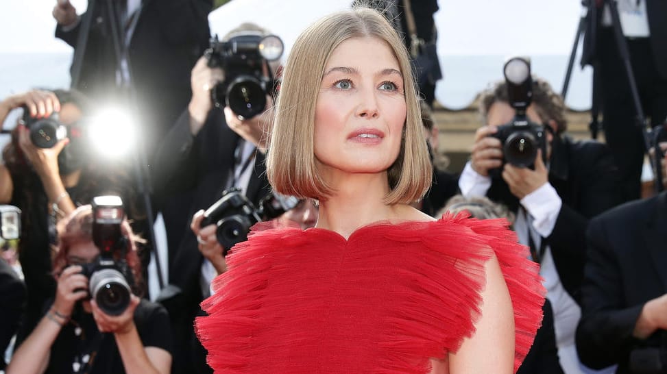 Rosamund Pike: Die Schauspielerin kam in einem Traumkleid in Rot zur Auschlusszeremonie der diesjährigen Filmfestspiele in Cannes.