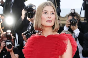Rosamund Pike: Die Schauspielerin kam in einem Traumkleid in Rot zur Auschlusszeremonie der diesjährigen Filmfestspiele in Cannes.