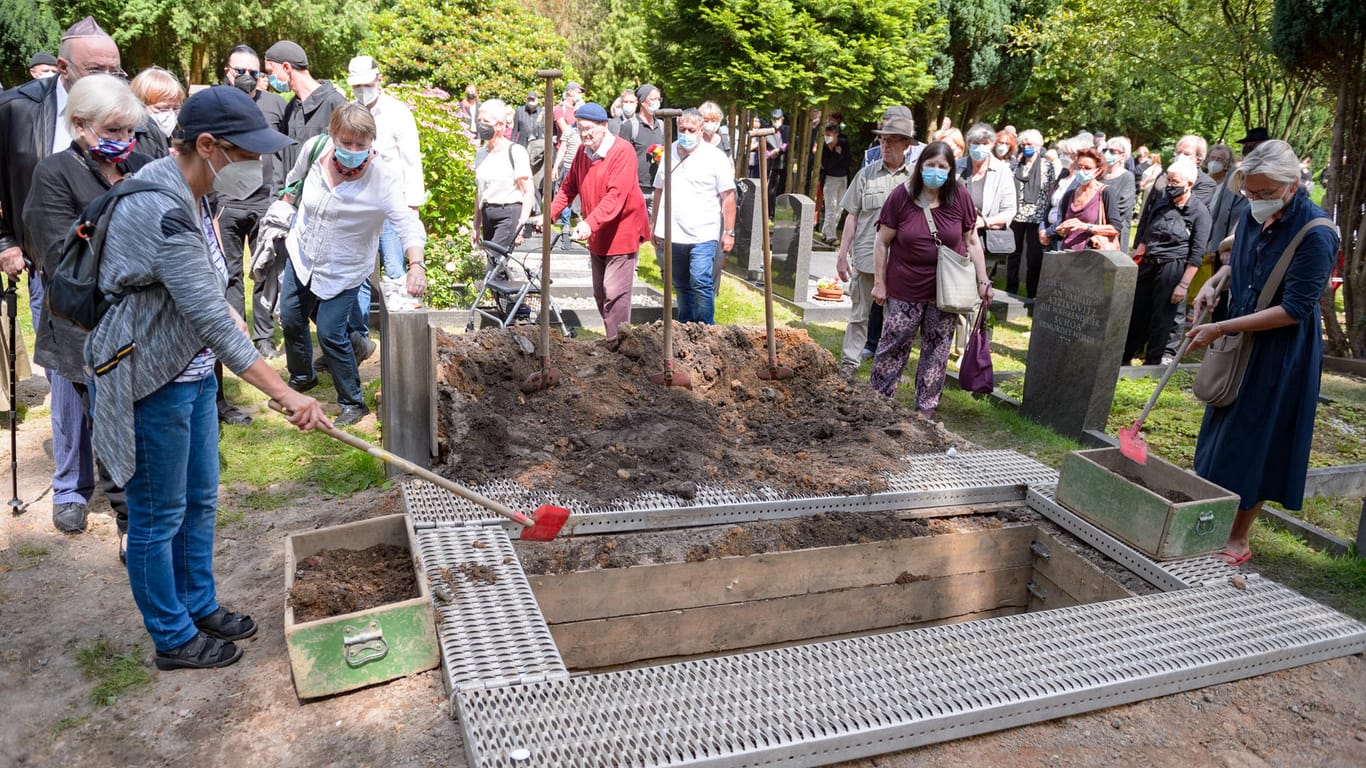 Zahlreiche Trauernde kondolieren am Grab von Esther Bejarano: Die KZ-Überlebende Esther Bejarano ist auf dem Jüdischen Friedhof in Hamburg-Ohlsdorf beigesetzt worden.
