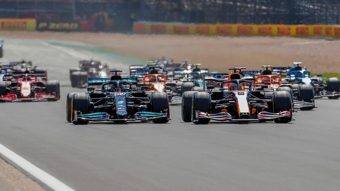 Szene beim Start in Silverstone: Lewis Hamilton (l.) neben Max Verstappen.