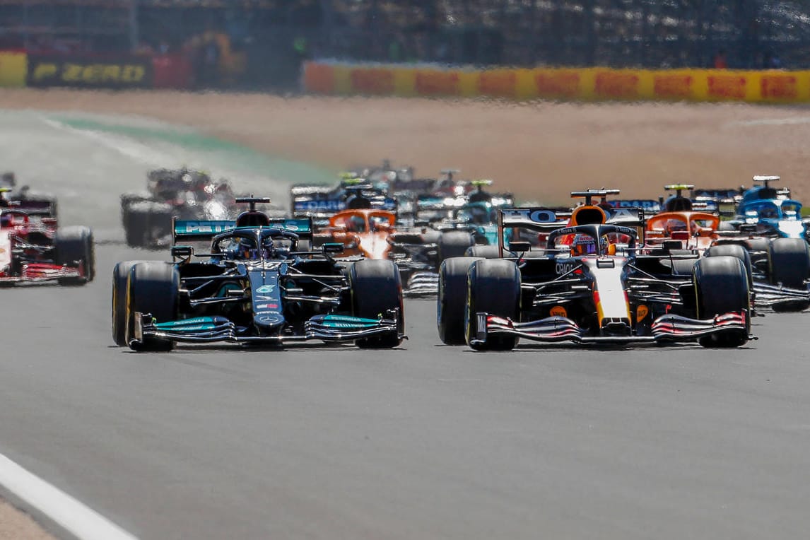 Szene beim Start in Silverstone: Lewis Hamilton (l.) neben Max Verstappen.