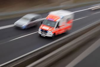 Ein Rettungswagen fährt über eine Autobahn (Symbolbild): Die Polizei ermittelt nun wegen eines illegalen Straßenrennens.