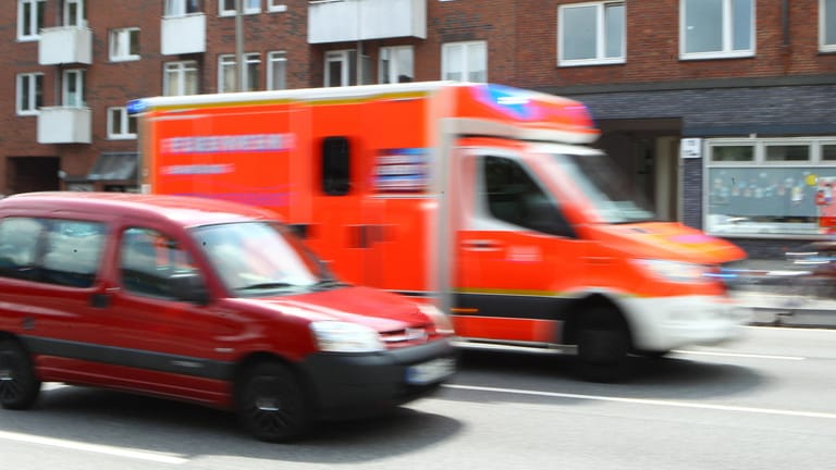 Ein Rettungswagen während der Fahrt (Symbolbild): Die Rettungssanitäterin erlitt eine Rauchvergiftung.