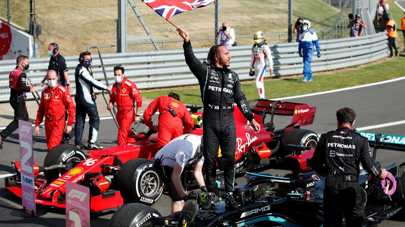 Lewis Hamilton (M.) feiert seinen Triumph in Silverstone.