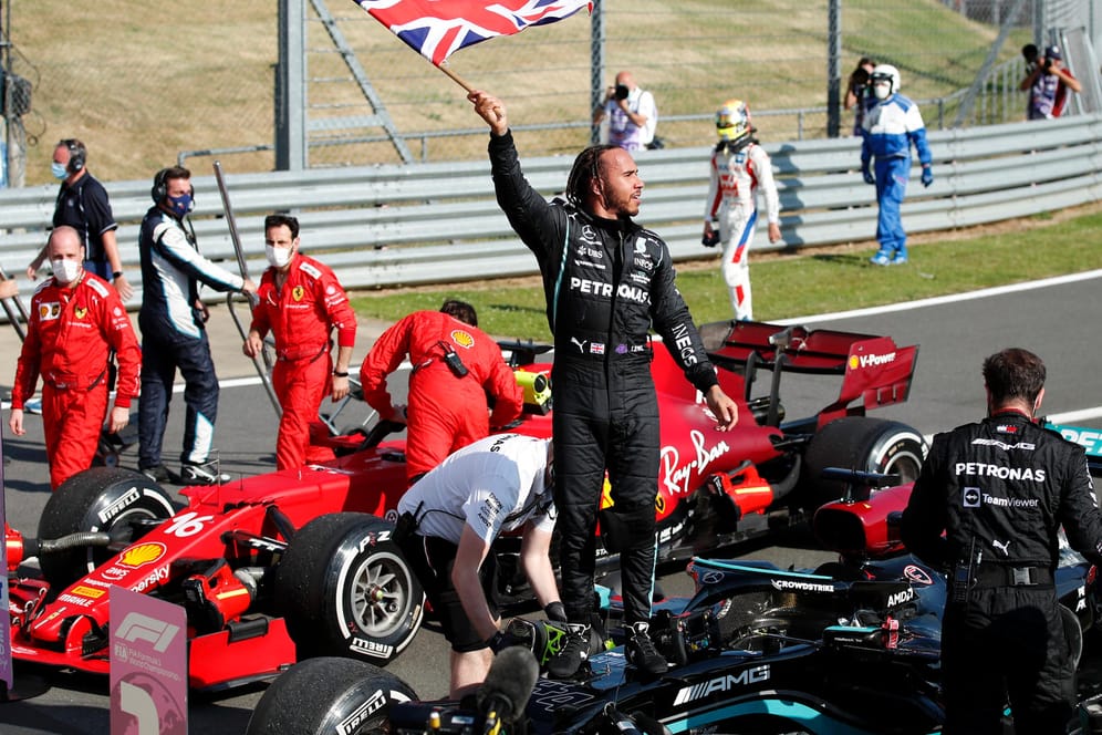 Lewis Hamilton (M.) feiert seinen Triumph in Silverstone.