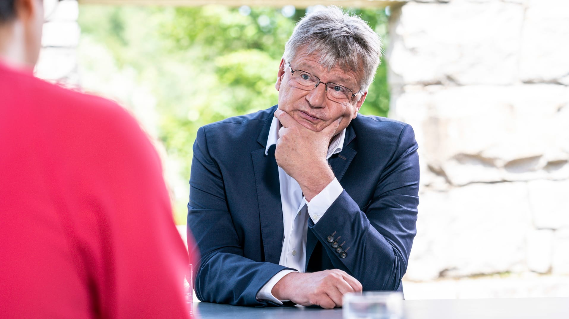 Shakuntala Banerjee spricht im Interview mit Jörg Meuthen: Der AfD-Chef hat sich von Kandidaten seiner eigenen Partei distanziert.