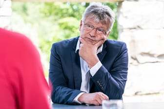 Shakuntala Banerjee spricht im Interview mit Jörg Meuthen: Der AfD-Chef hat sich von Kandidaten seiner eigenen Partei distanziert.