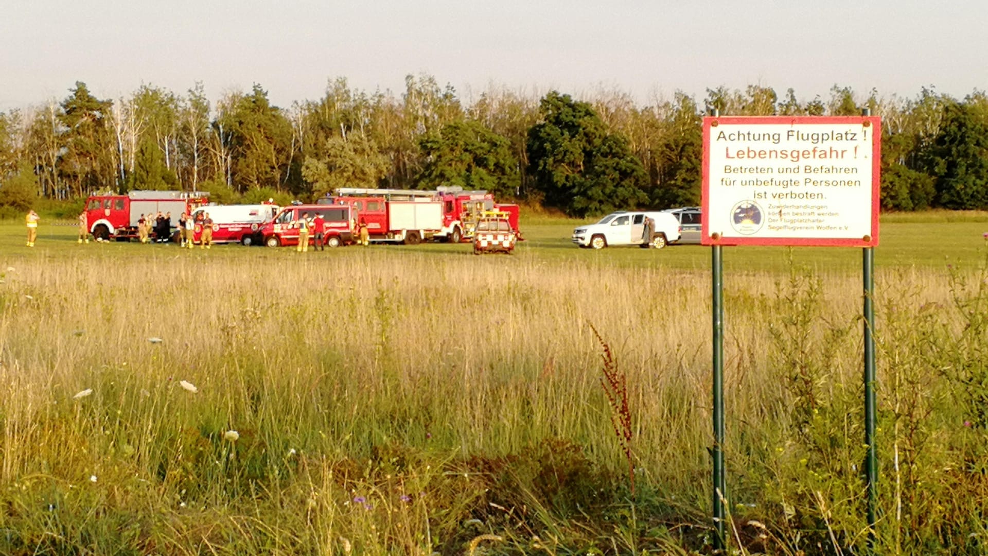 Sachsen-Anhalt, Sandersdorf-Brehna: Die Feuerwehr steht am Flugplatz Renneritz an der weiträumig abgesperrten Unfallstelle. Sachsen-Anhalt, Sandersdorf-Brehna: Die Feuerwehr steht am Flugplatz Renneritz an der weiträumig abgesperrten Unfallstelle.
