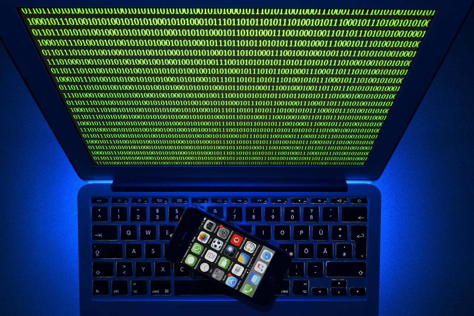 Ein Handy liegt auf einem Laptop (Symbolbild). Die Software einer israelischen Firma kann auch Journalisten-Telefone abhören.