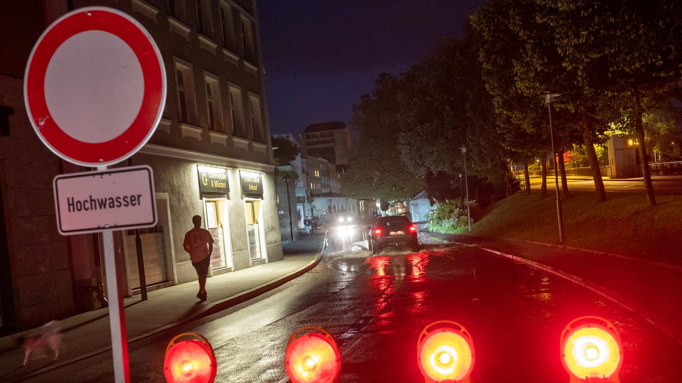 Ein Hochwasser-Warnschild: In Passau steigen die Wasserstände der Flüsse stündlich weiter an.