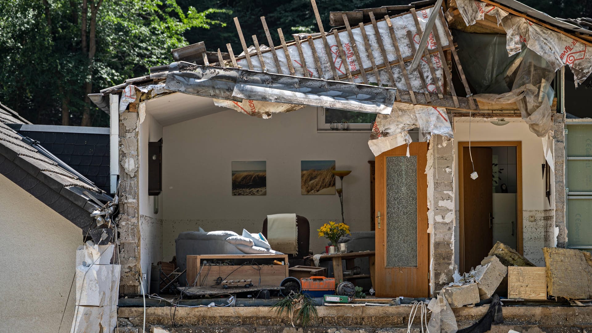 Einblick in beschädigtes Wohnhaus nach dem Hochwasser (Symbolbild): Drei Personen aus Eschweiler sitzen wegen des Verdachts auf Plünderung in Untersuchungshaft.