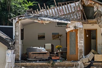 Einblick in beschädigtes Wohnhaus nach dem Hochwasser (Symbolbild): Drei Personen aus Eschweiler sitzen wegen des Verdachts auf Plünderung in Untersuchungshaft.