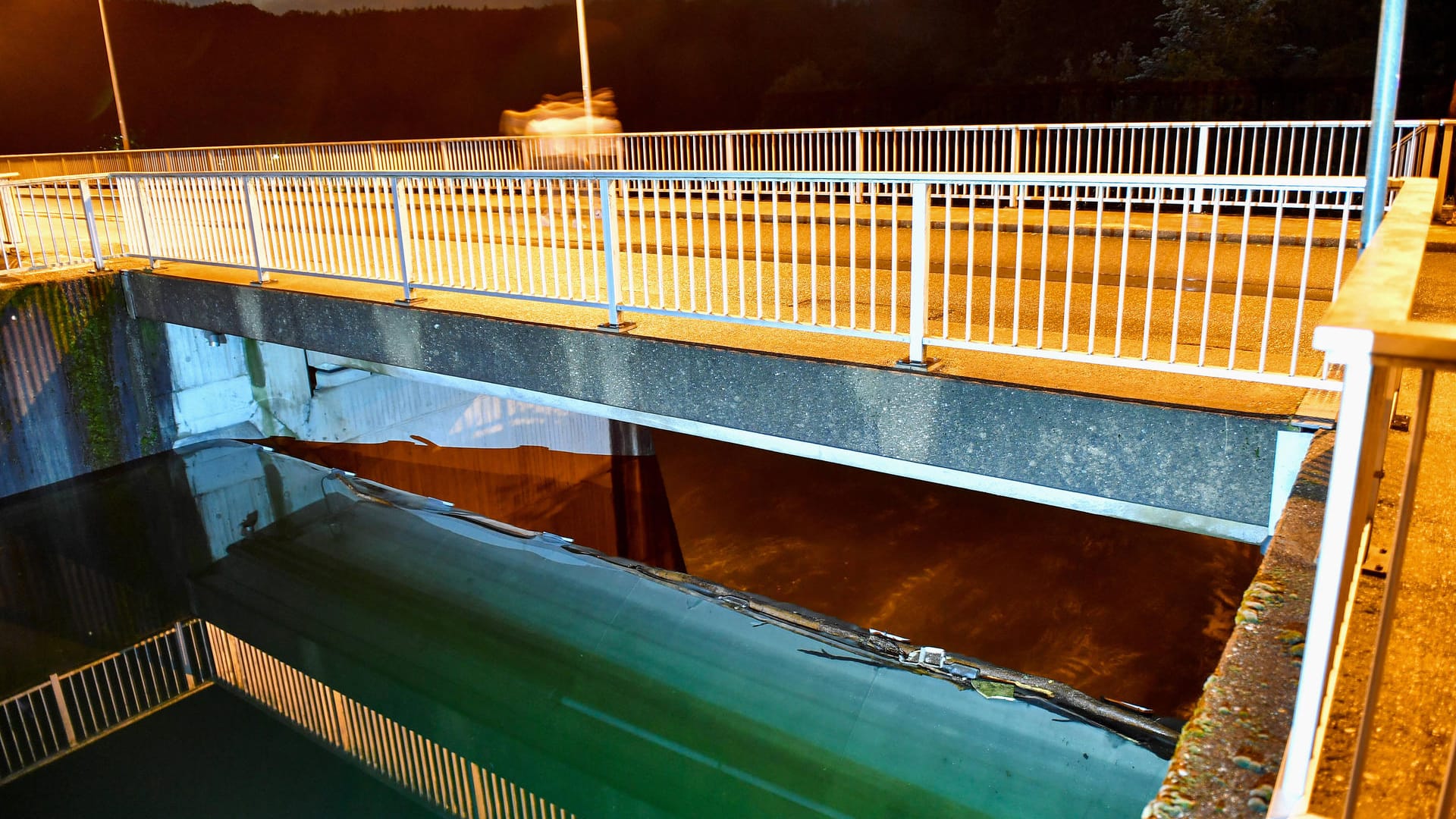 Nach starken Regenfällen das Wasser der Wuppertalsperre bei Remscheid und Radevormwald abgelassen (Archivbild): Das Wasser ist mit Öl verunreinigt worden.