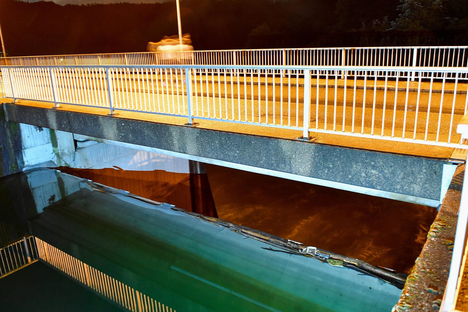 Nach starken Regenfällen das Wasser der Wuppertalsperre bei Remscheid und Radevormwald abgelassen (Archivbild): Das Wasser ist mit Öl verunreinigt worden.