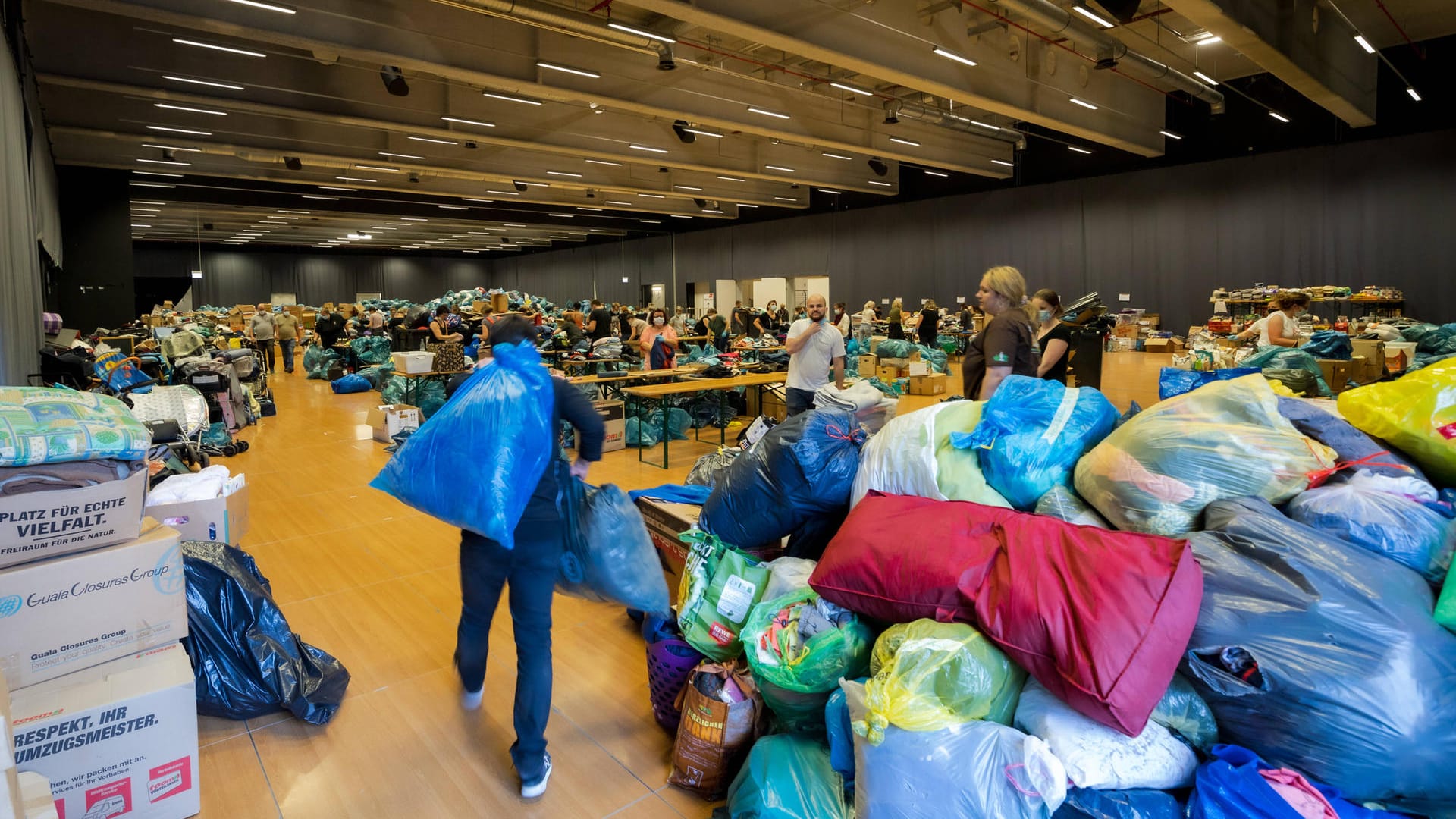 Helfer sortieren Sachspenden in der Sammelstelle im Bitburger Event Center am Nürburgring (Archivbild): Auch in Erfurt war die Spendenbereitschaft groß.