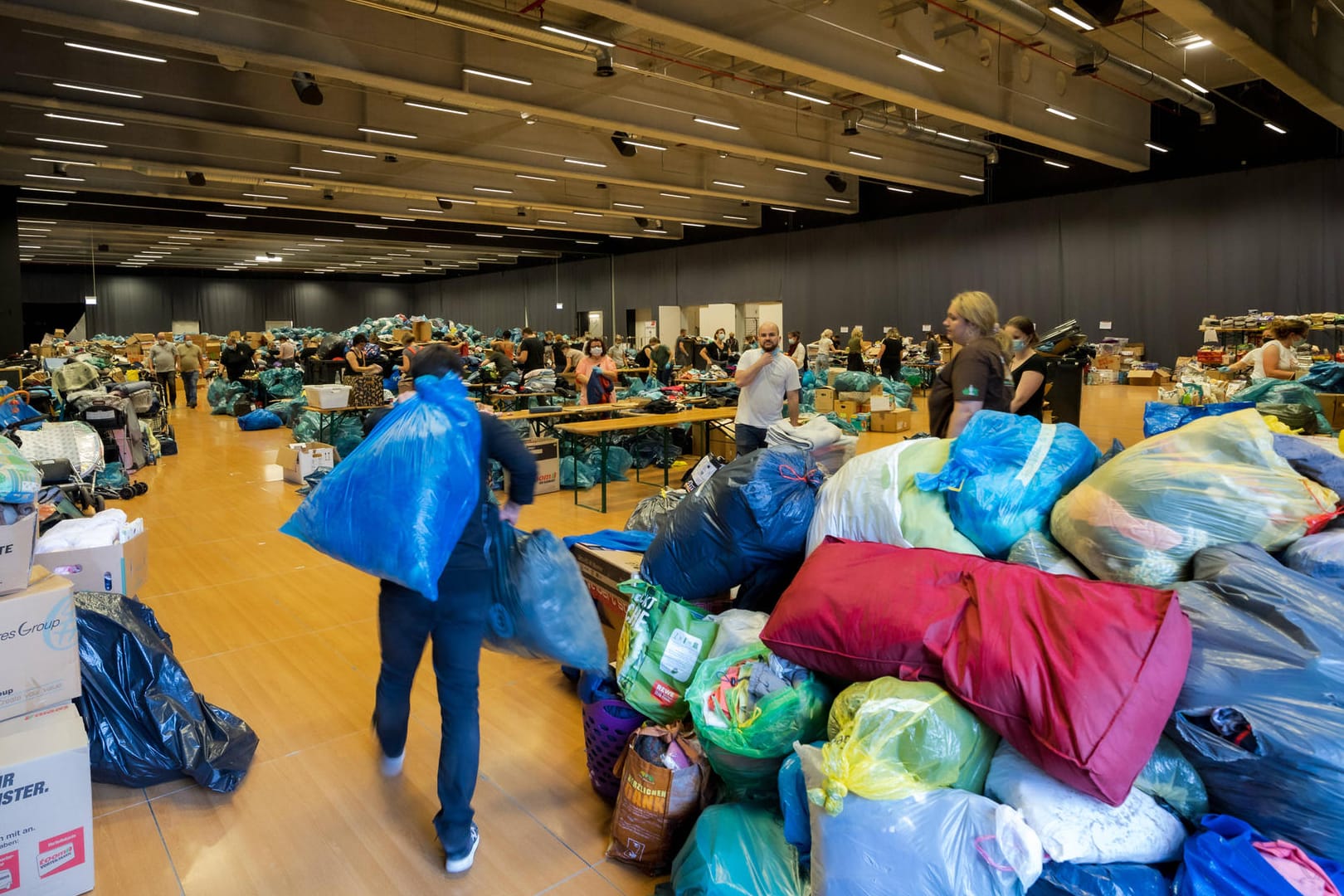 Helfer sortieren Sachspenden in der Sammelstelle im Bitburger Event Center am Nürburgring (Archivbild): Auch in Erfurt war die Spendenbereitschaft groß.