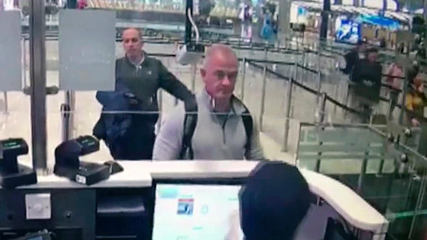 Videoausschnitt einer Überwachungskamera zeigt Michael L. Taylor (M.) und George-Antoine Zayek am Flughafen: Die beiden sollen den früheren Autoboss Ghosn in einer Kiste für Musikinstrumente aus dem Land geschmuggelt haben.