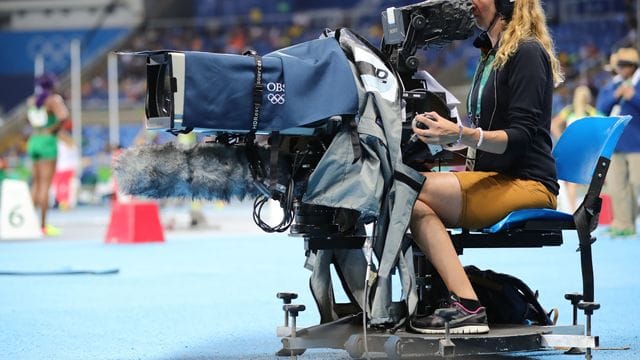 Eine Kamerafrau des Olympic Broadcasting Services (OBS).