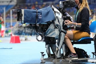 Eine Kamerafrau des Olympic Broadcasting Services (OBS).