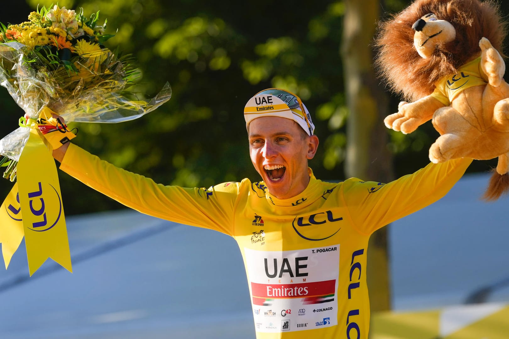 Der Slowene Tadej Pogacar jubelt über den Gesamtsieg. Ein Doping-Jäger zieht dessen Erfolg bei der Tour in Zweifel.