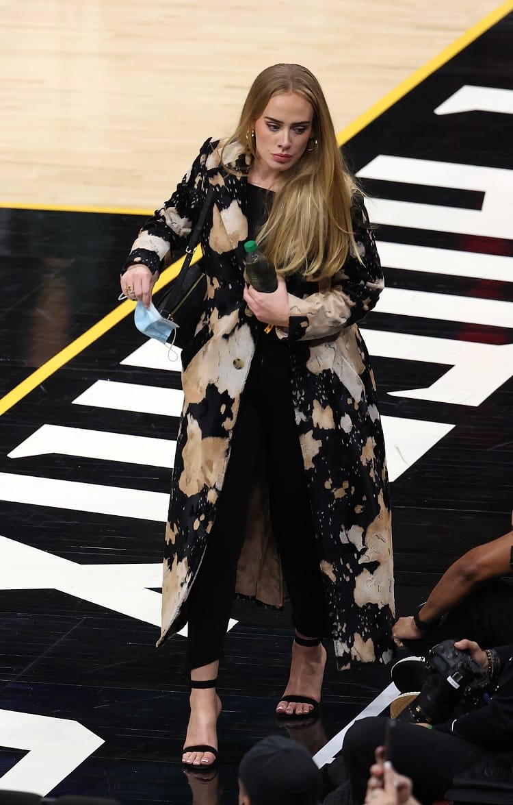 Adele auf dem Weg zu ihrem Sitzplatz: Ihren schwarzen Look peppte sie mit einem besonderen Mantel auf.