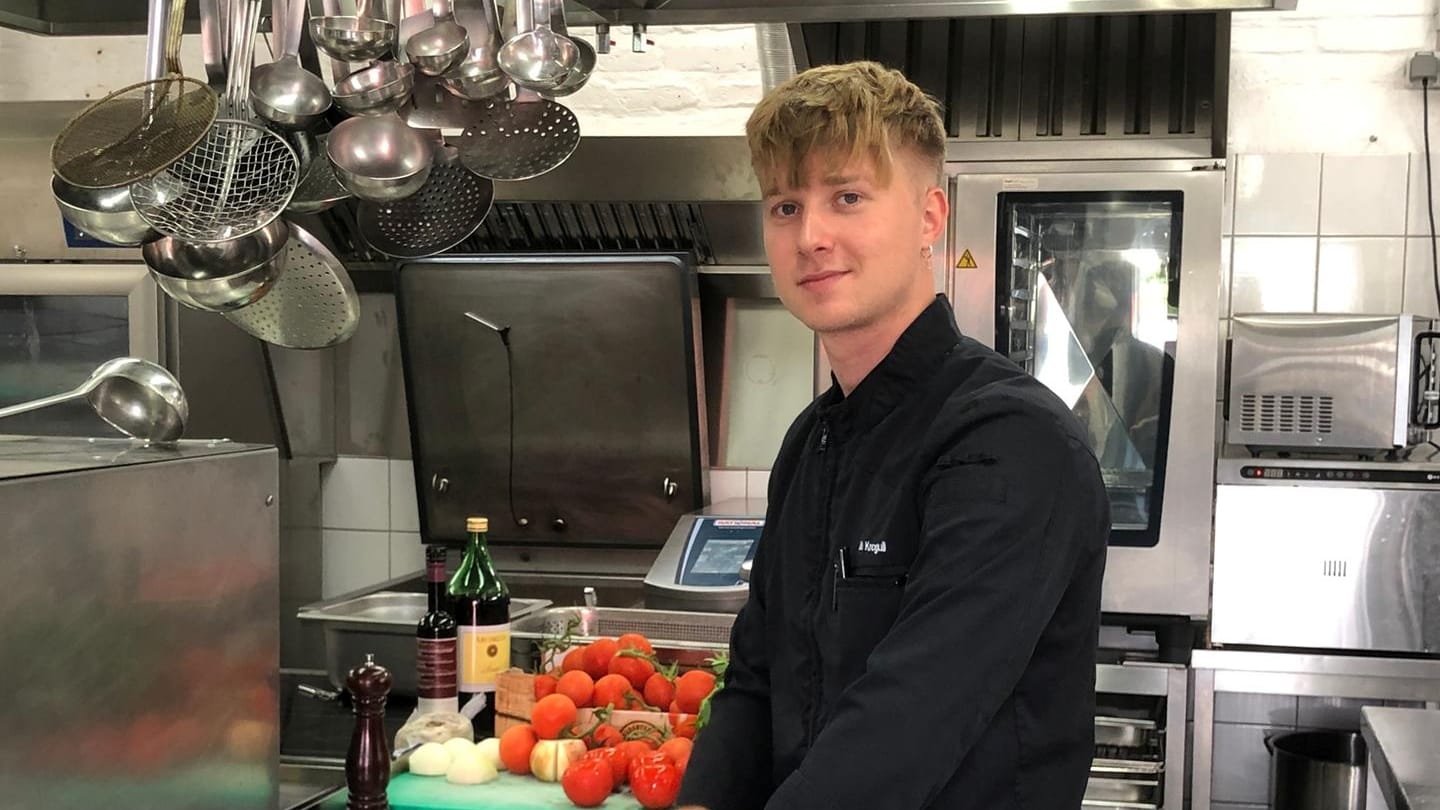 Max Krogull in seiner Küche im Lokschuppen: "Essen, das nicht nur lecker ist, sondern auch bezahlbar."