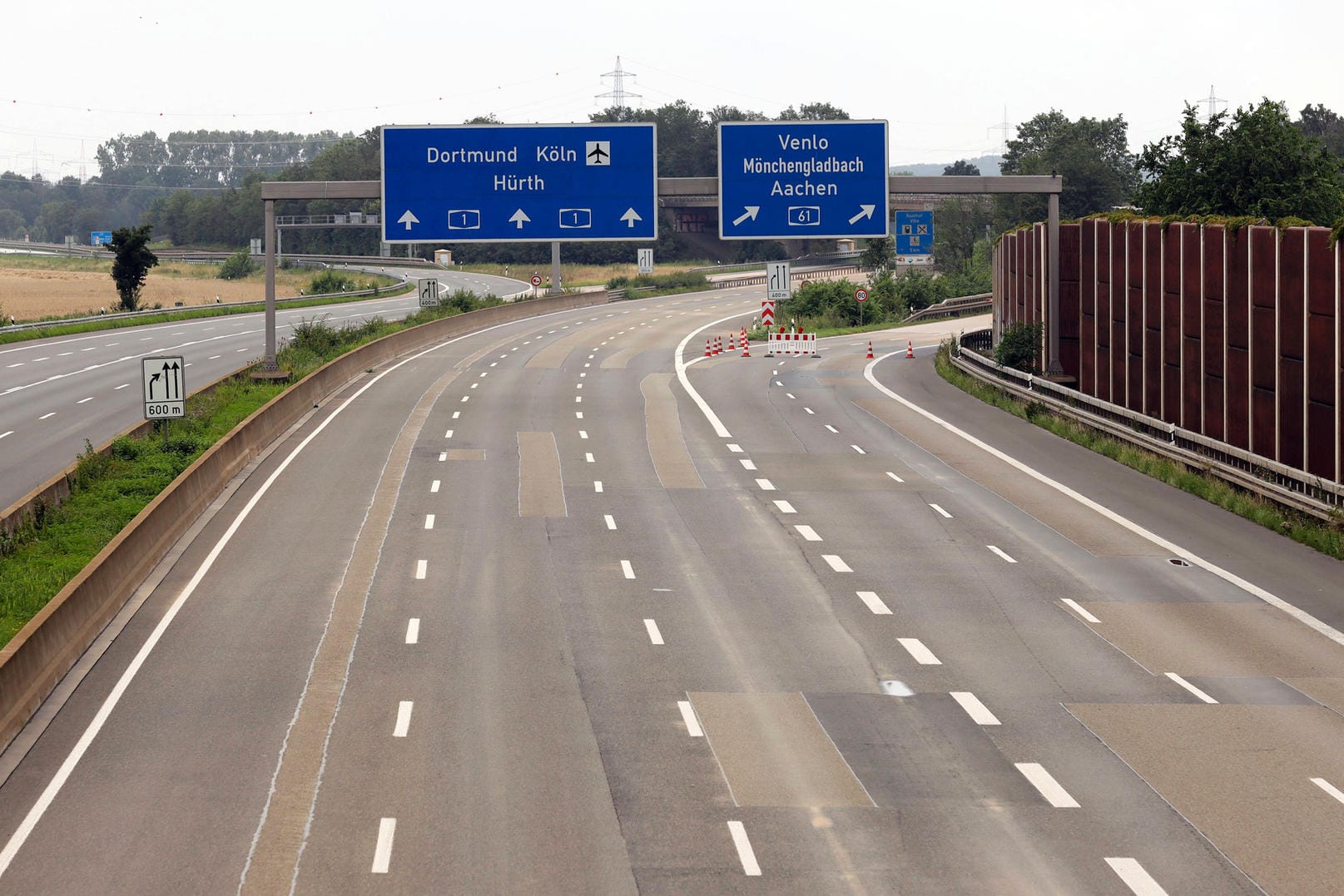 Die gesperrte Autobahn bei Erftstadt-Blessem in NRW (Archivbild): Autofahrer müssen sich wegen der Hochwasserschäden auf monatelange Sperrungen auf der A1 und A61 einstellen.