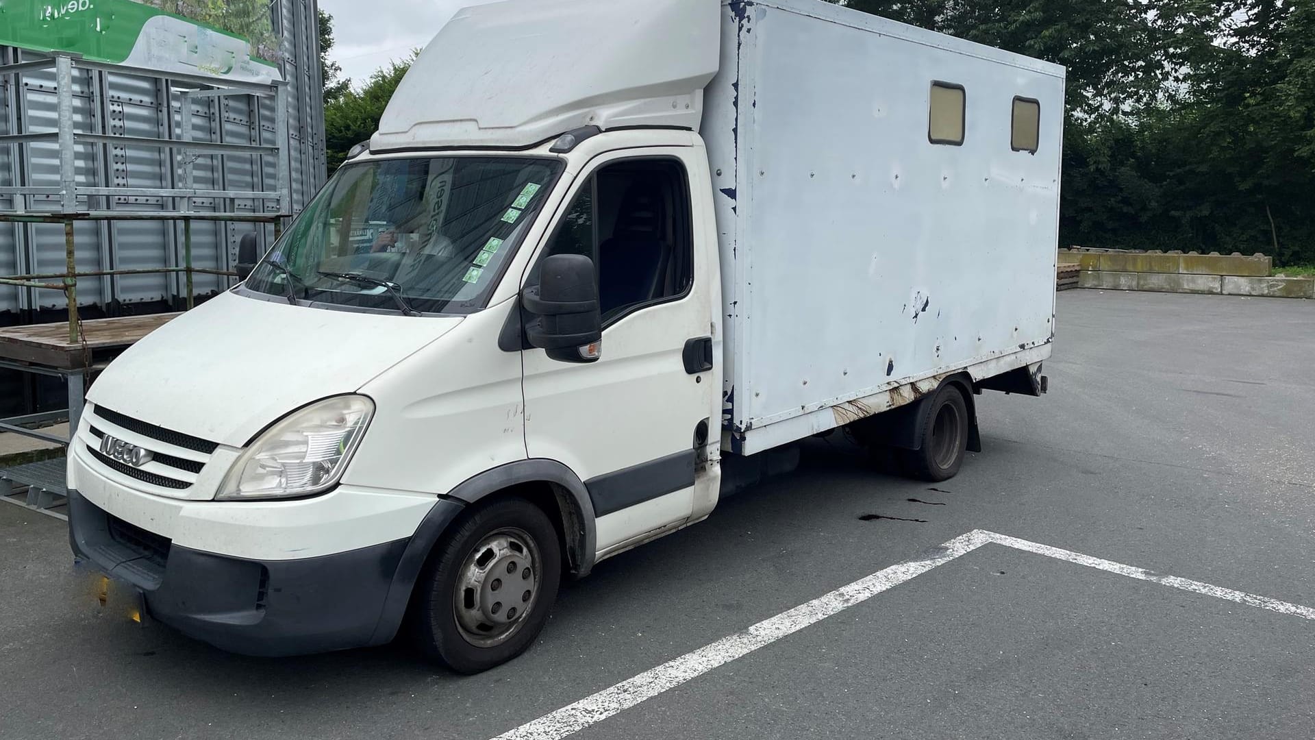 Der gestoppte Transporter: Dieser war der Polizei aufgrund seines Zustands aufgefallen.