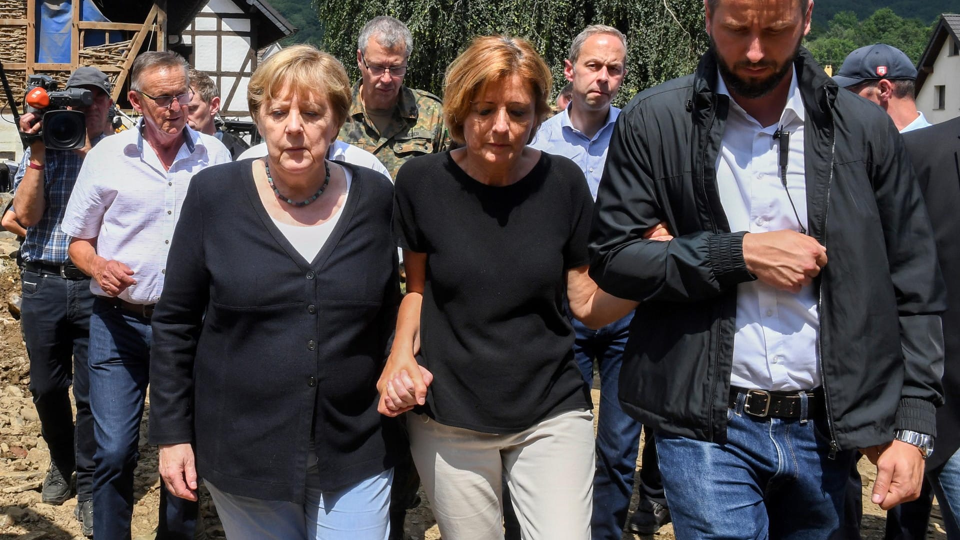 Bundeskanzlerin Angela Merkel (l) und Malu Dreyer, Ministerpräsidentin von Rheinland-Pfalz (m): Sie finden die richtigen Worte und die richtigen Gesten.