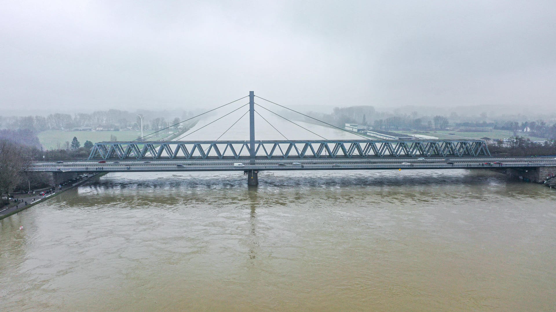 Rhein-Hochwasser in Karlsruhe (Archivbild): Der Pegel soll bald sinken.