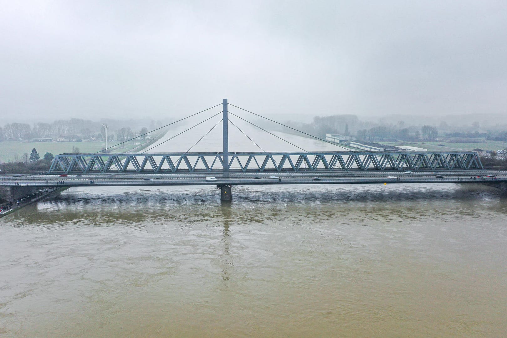 Rhein-Hochwasser in Karlsruhe (Archivbild): Der Pegel soll bald sinken.