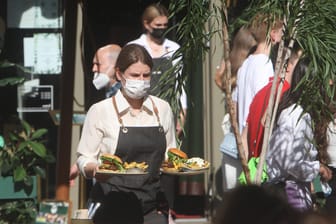 Eine Kellnerin in Frankfurt (Symbolbild): Durch die Corona-Lockerungen kamen im Mai zwar wieder mehr Menschen in Restaurant und Hotels, doch der Umsatz blieb noch hinter dem Vorjahr zurück.