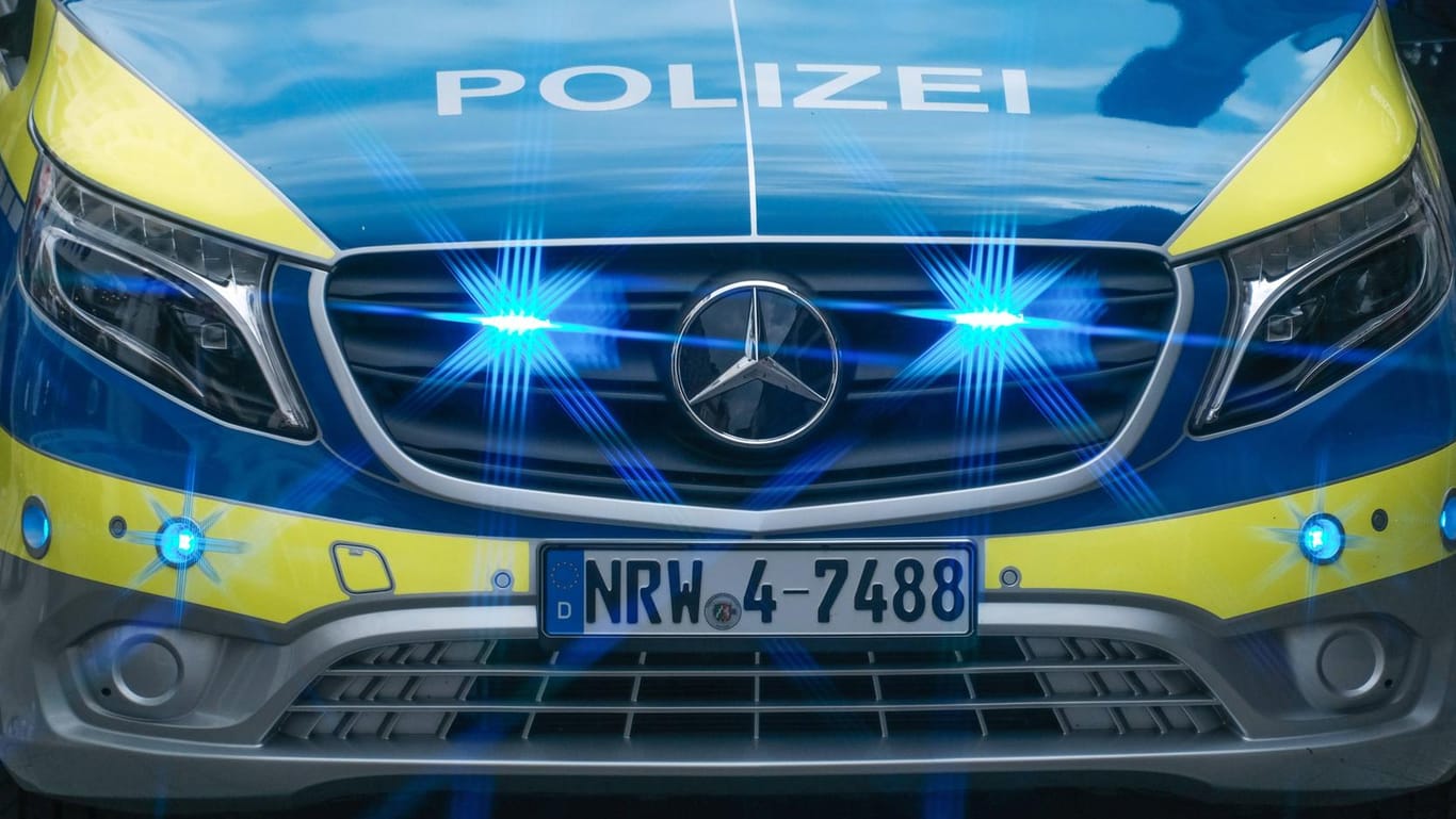 Die Blaulicht an der Front eines Polizeiautos leuchten (Symbolbild): Auf der A46 bei Düsseldorf ist ein Motorradfahrer verunglückt.