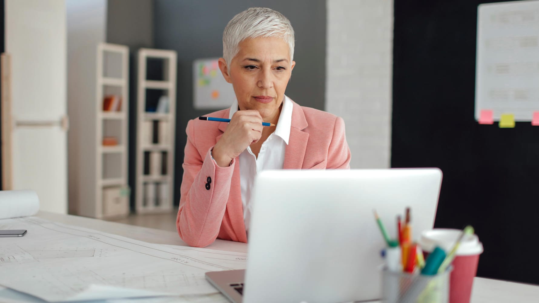 Frau vor Laptop (Symbolbild): Ende Mai fällte der Bundesfinanzhof ein wegweisendes Urteil zur Rentensteuer.